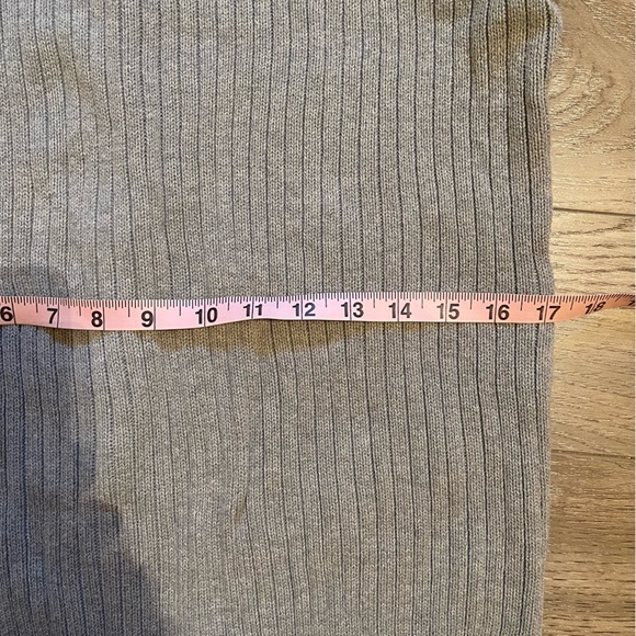 Women’s Lands End V neck grey cotton ribbed knitted vest. Buttoned. Size small - Picture 4 of 5